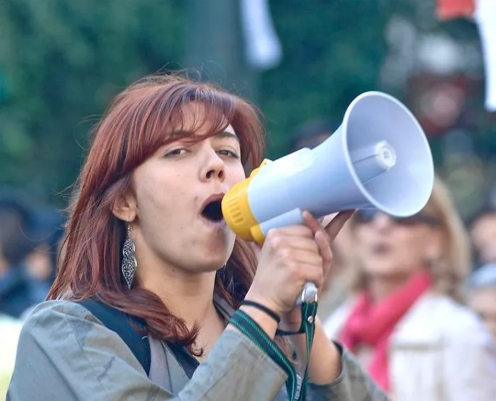 Hablar muy alto en público. No todos quieren escuchar tu historia