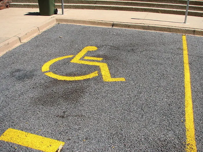 Aparcar en la zona para discapacitados. Directamente, esto es ilegal