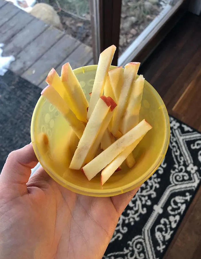 Cuando tu hijo no quiera comer manzana, córtalas así y dile que has hecho patatas fritas de manzana