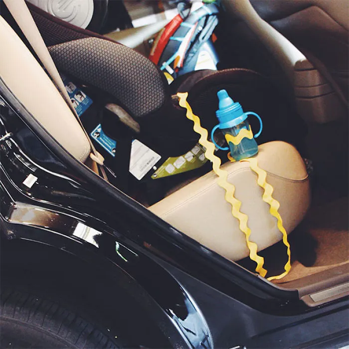 Ata una taza para bebés al asiento del coche. Así no tienes que girarte a recogerlo cada vez que tu hijo la tira