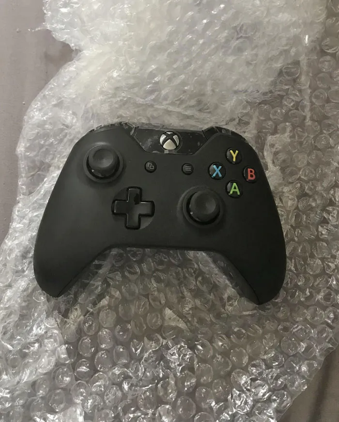 Le dije a uno de mis amigos de la Xbox que no estaría mucho online porque mi mando funcionaba mal y no podía comprarme uno nuevo. Me preguntó mi dirección y hoy me ha llegado esto