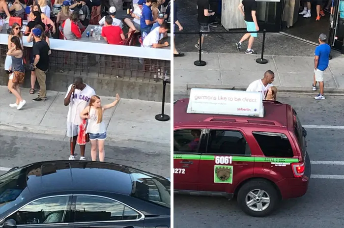 Este hombre ciego llevaba varios minutos intentando parar un taxi sin éxito, y esta chica le ayudó y se quedó con él hasta que consiguió uno