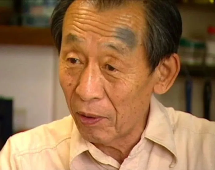 Más de 200 jubilados japoneses se ofrecieron voluntarios para hacer frente a los problemas en la planta nuclear de Fukushima. "Aunque nos expongamos a la radiación, el cáncer tardaría 20 o 30 años en desarrollarse. No creo que me queden más de 15 de vida."