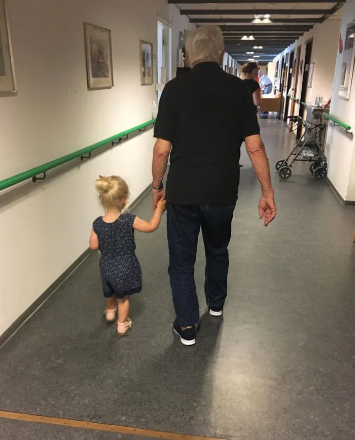 Tuvimos que llevar a mi padre a un asilo porque su Alzheimer empeoraba. Pero cuando le visito con mi hija, se le ilumina la cara y vuelve a ser él durante un rato