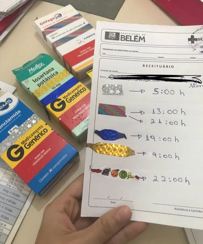 El doctor hizo una receta especial para un paciente analfabeto