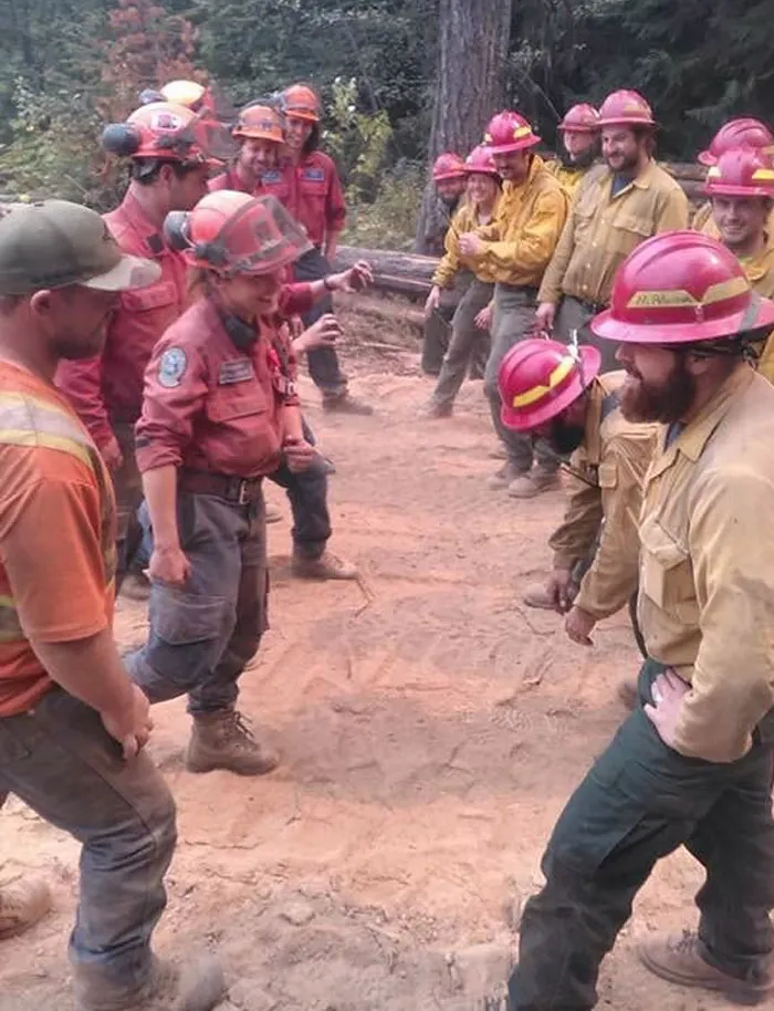 Bomberos canadienses y estadounidenses se encuentran en la frontera mientras apagan el incendio en la montaña Horns