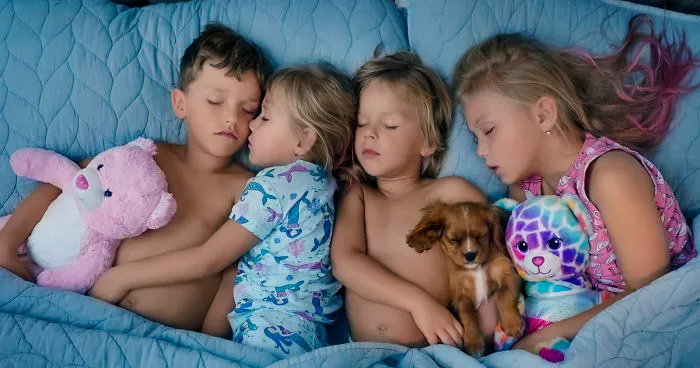 Photographer Is Nicknamed “Sleep Fairy” After She Posed 4 Kids And A Puppy In Their Sleep For A Heartwarming Photo