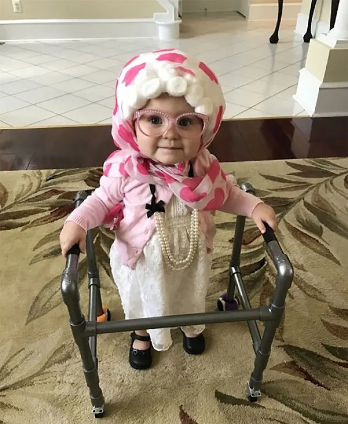 Nuestra hija disfrazada de abuela, con peluca hecha en casa, y un andador que le ha hecho papá