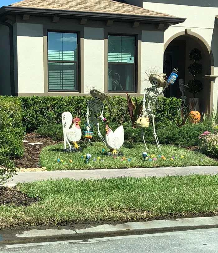 Esta chica se dio cuenta de que los esqueletos de Halloween de sus vecinos cambian cada día, y es divertidísimo