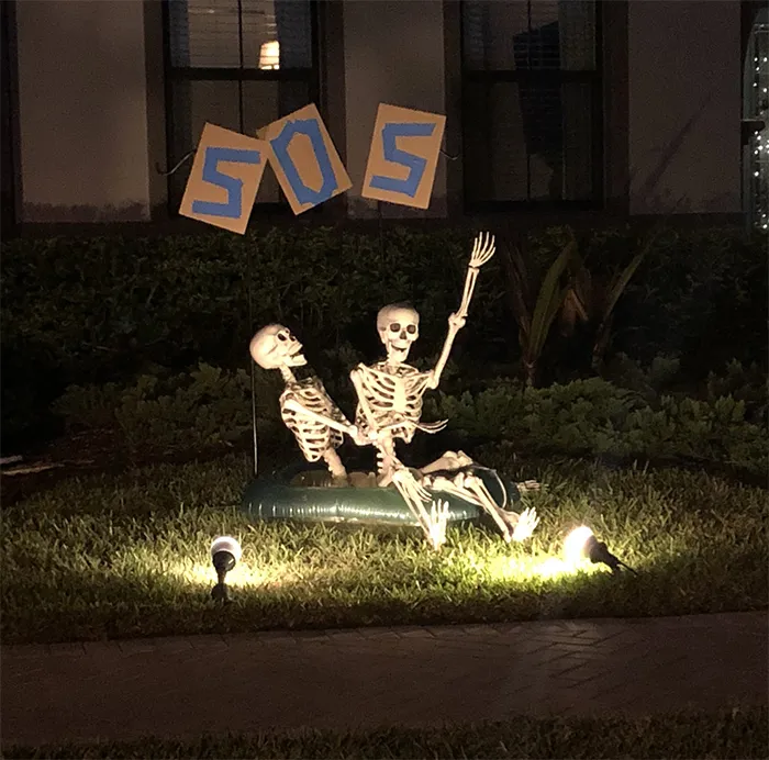 Esta chica se dio cuenta de que los esqueletos de Halloween de sus vecinos cambian cada día, y es divertidísimo
