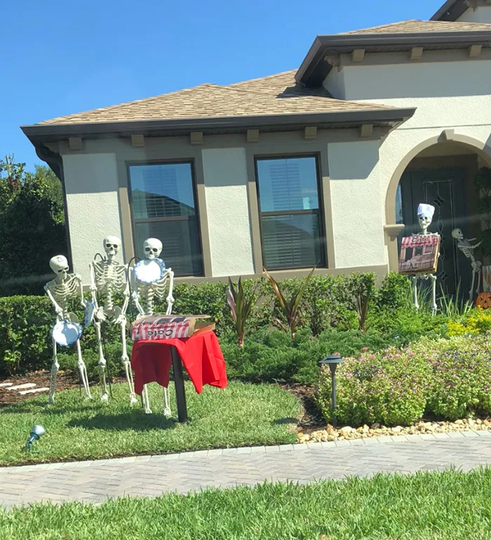 Esta chica se dio cuenta de que los esqueletos de Halloween de sus vecinos cambian cada día, y es divertidísimo