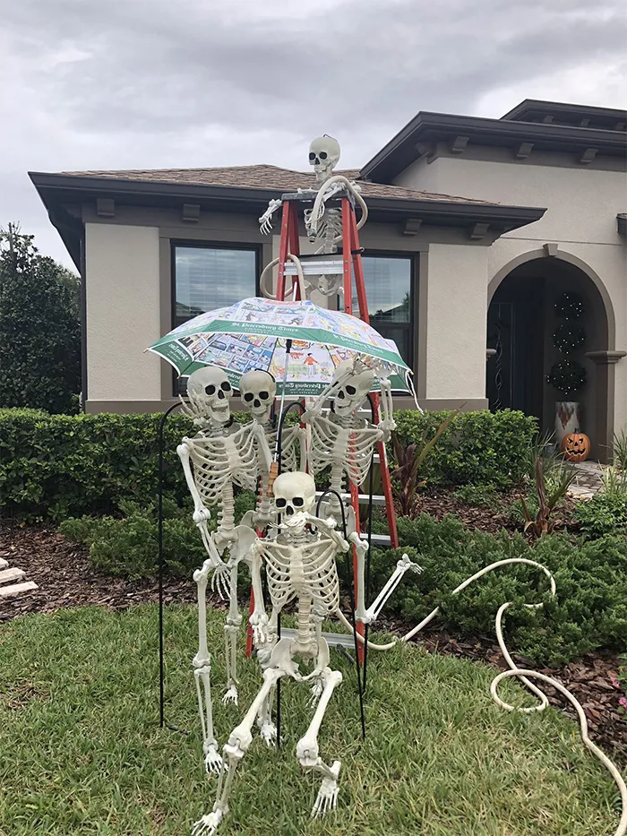 Girl Notices Her Neighbor’s Halloween Skeletons Are Playing Out A New Scenario Every Day, And It’s Hilarious