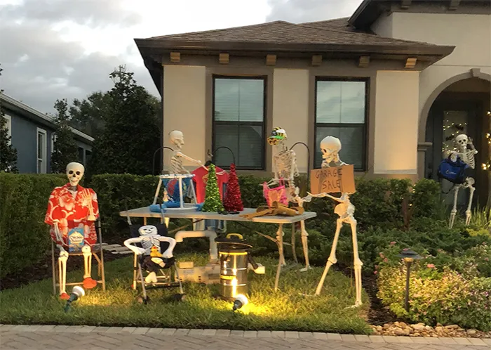 Girl Notices Her Neighbor’s Halloween Skeletons Are Playing Out A New Scenario Every Day, And It’s Hilarious