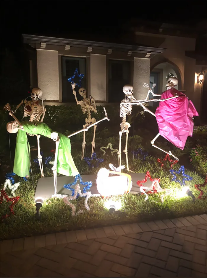Esta chica se dio cuenta de que los esqueletos de Halloween de sus vecinos cambian cada día, y es divertidísimo