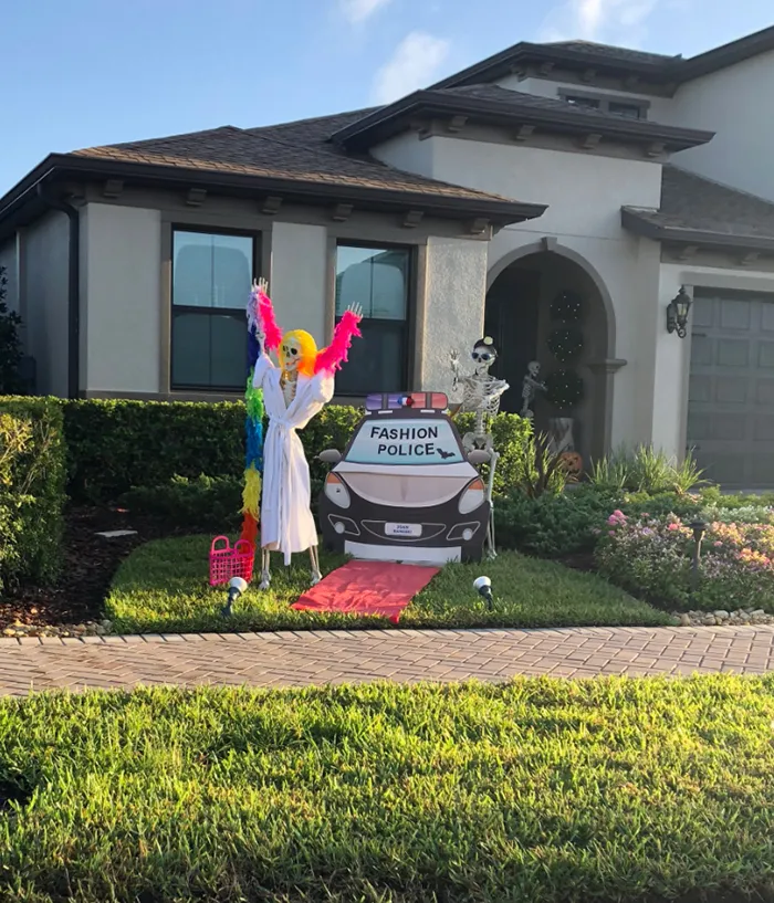 Esta chica se dio cuenta de que los esqueletos de Halloween de sus vecinos cambian cada día, y es divertidísimo
