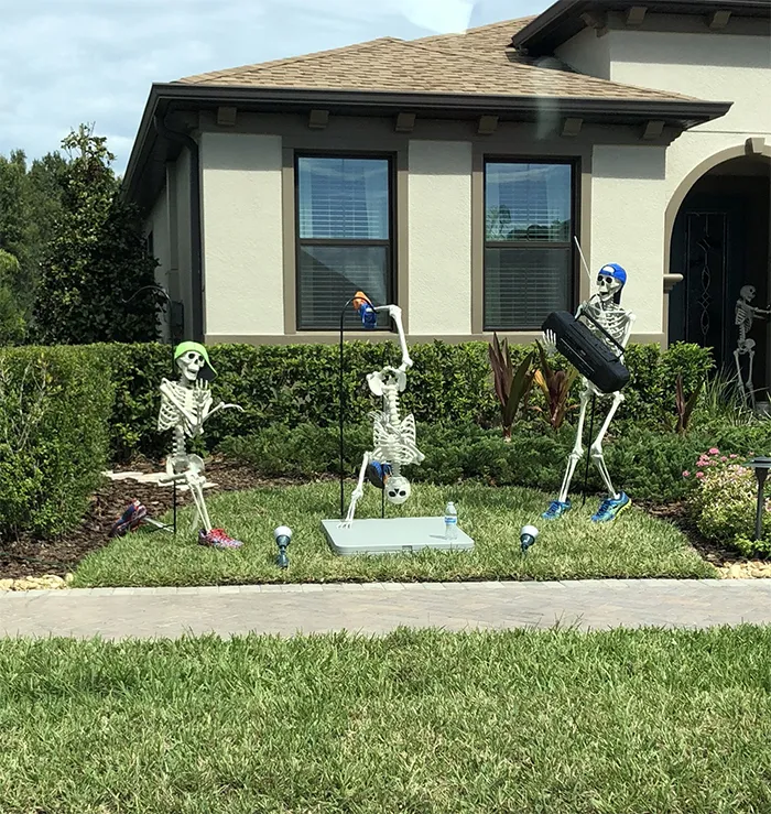 Esta chica se dio cuenta de que los esqueletos de Halloween de sus vecinos cambian cada día, y es divertidísimo
