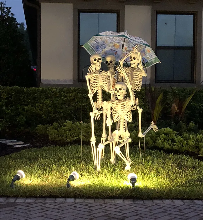 Esta chica se dio cuenta de que los esqueletos de Halloween de sus vecinos cambian cada día, y es divertidísimo
