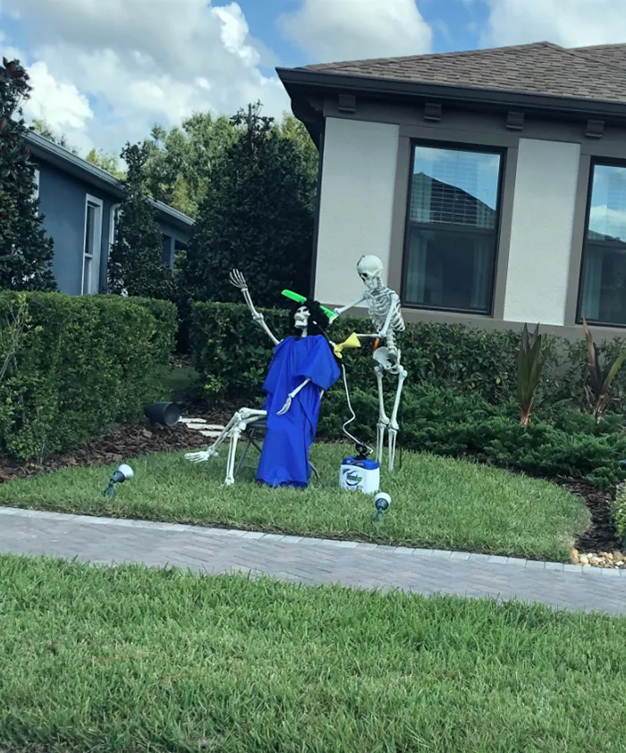 Esta chica se dio cuenta de que los esqueletos de Halloween de sus vecinos cambian cada día, y es divertidísimo