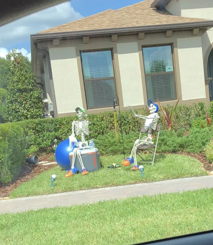 Esta chica se dio cuenta de que los esqueletos de Halloween de sus vecinos cambian cada día, y es divertidísimo