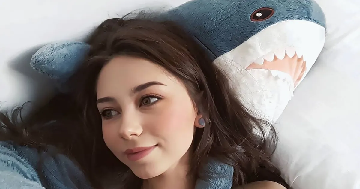 10+ Fotos que demuestran que este tiburón de peluche de IKEA se ha vuelto una obsesión