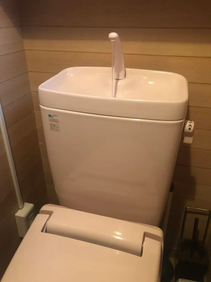 La cisterna del retrete se rellena a través del agua que usas para lavarte las manos