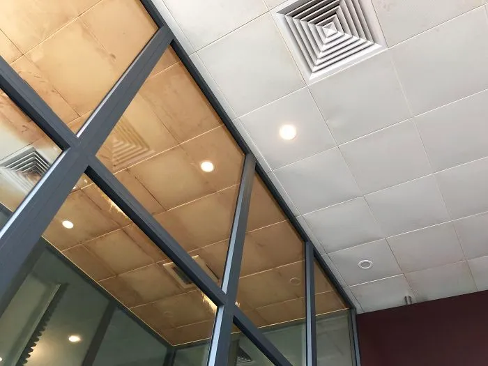 El techo en la zona de fumadores del aeropuerto Da Nang VS en la sección para no fumadores