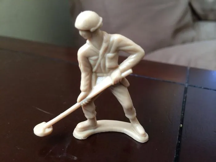Mamá, vamos a jugar a los soldaditos. Tú eres este, que está pasando la aspiradora