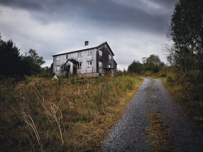 Fotografío casas abandonadas en Escandinavia (30 fotos)