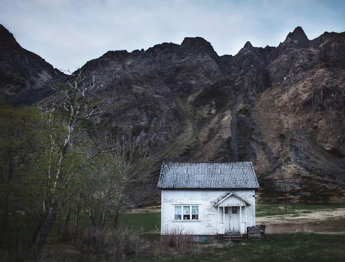 I Photograph Abandoned Houses In Scandinavia (30 Pics)