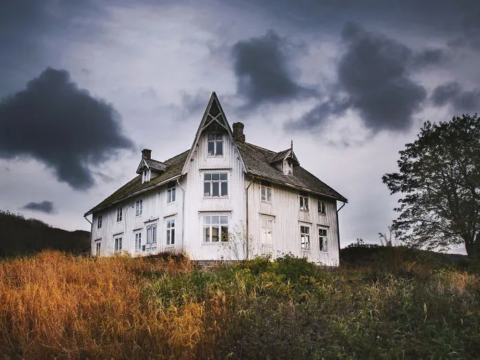 I Photograph Abandoned Houses In Scandinavia (30 Pics)