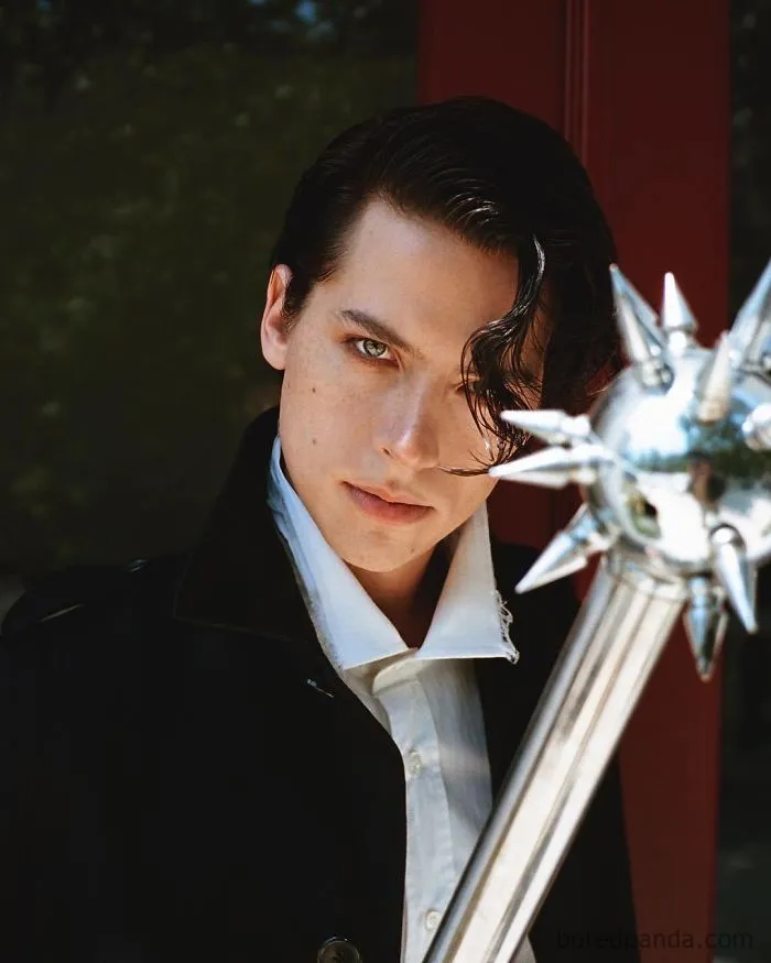 Cole Sprouse como el antagonista de todos los animes de los 90