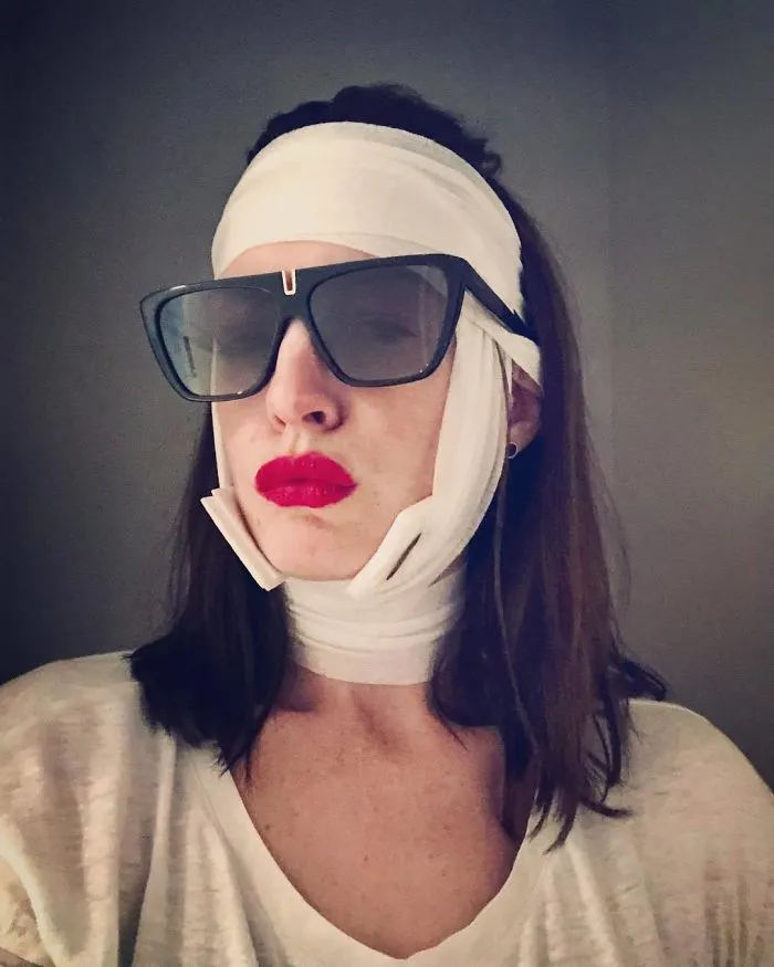 Anne Hathaway With The Band(Age)