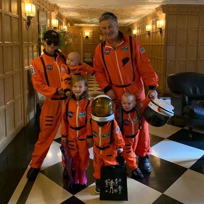Alec e Hilaria Baldwin como astronautas