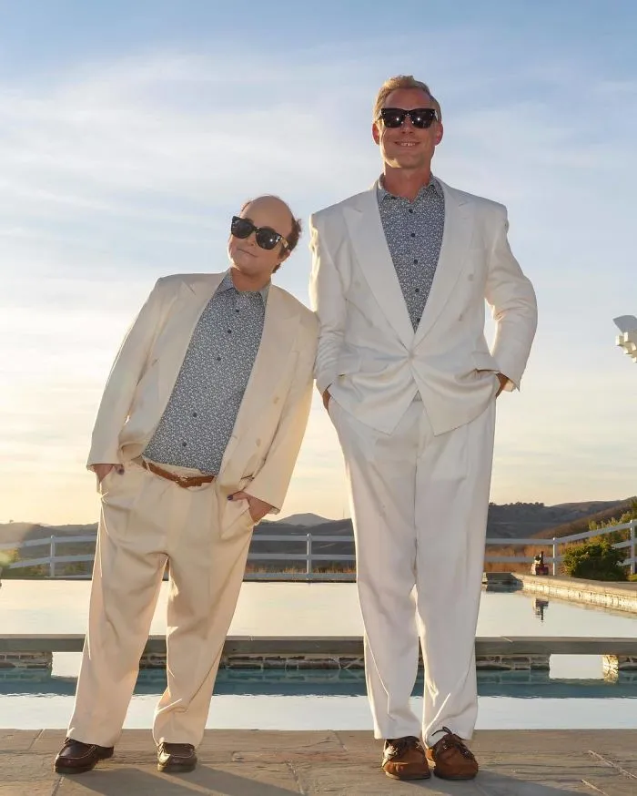 Jessica Simpson y Eric Johnson como Danny Devito y Arnold Schwarzenegger en la película Los gemelos golpean dos veces