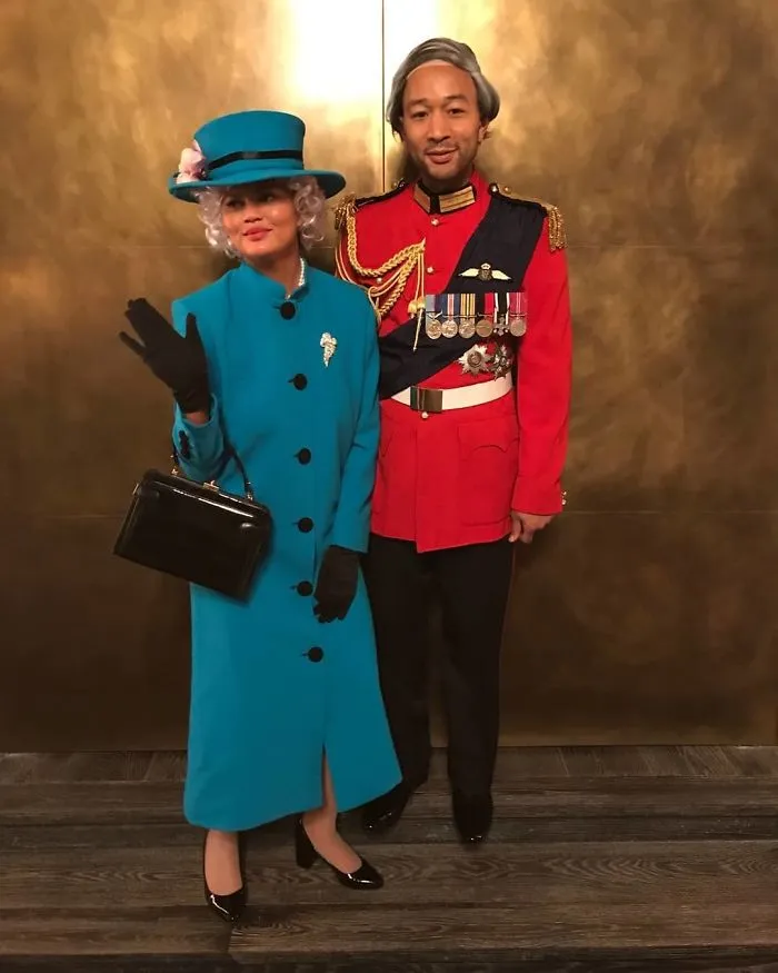 John Legend y Chrissy Teigen como el príncipe Philip y la Reina de Inglaterra