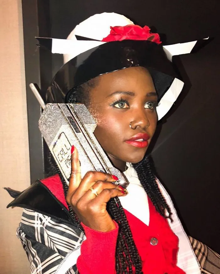 Lupita Nyong'o como Dionne de la película Fuera de onda