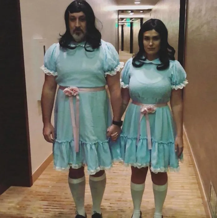 Joey Fatone e Izabel Araujo como las Gemelas Grady de El Resplandor
