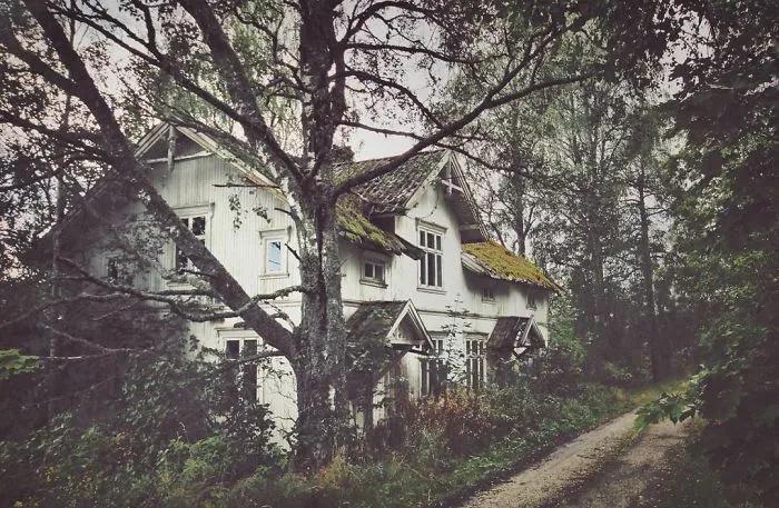 I Photograph Abandoned Houses In Scandinavia (30 Pics)