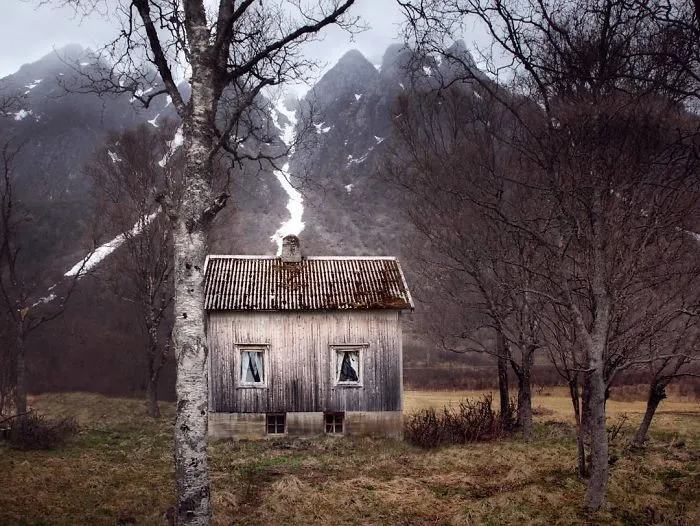 I Photograph Abandoned Houses In Scandinavia (30 Pics)