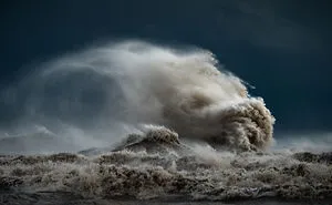 I Endured 3 Hours Of Gale-Force Winds To Capture These Massive Lake Erie Waves, And Here Are The Best 18 Pictures