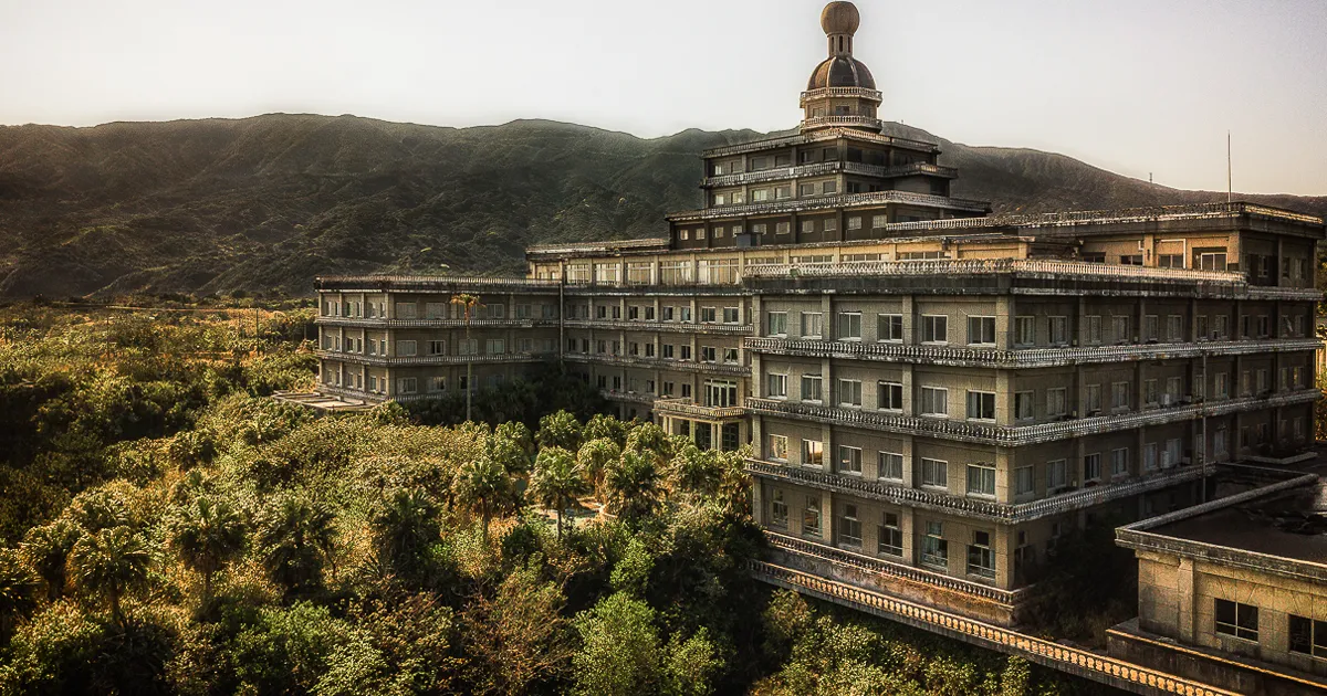31 Fotos tomadas en el interior del mayor hotel abandonado de Japón