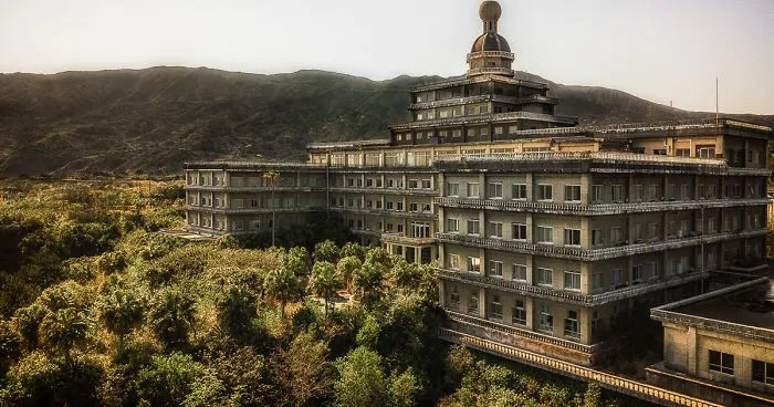 31 Photos That I Took Inside The Biggest Abandoned Hotel In Japan