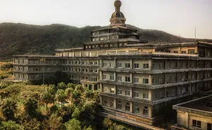 31 Photos That I Took Inside The Biggest Abandoned Hotel In Japan