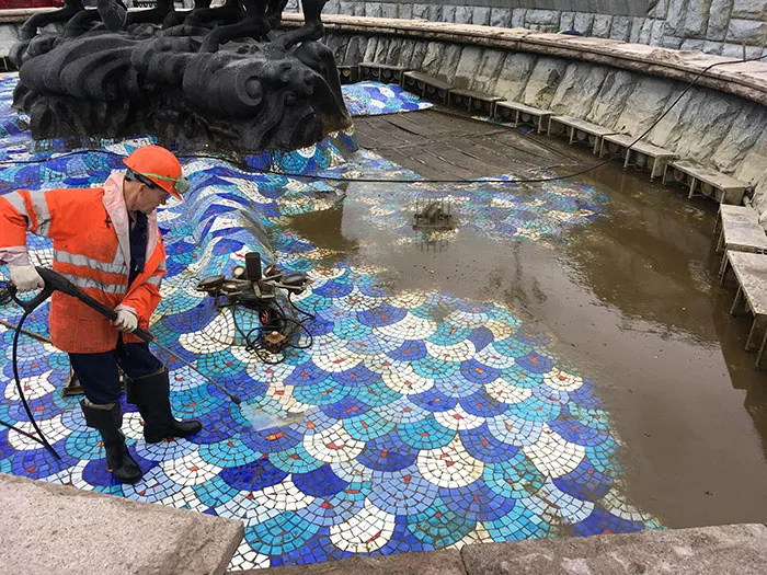 They're Cleaning This Fountain Just Next To Red Square. I Can See Why