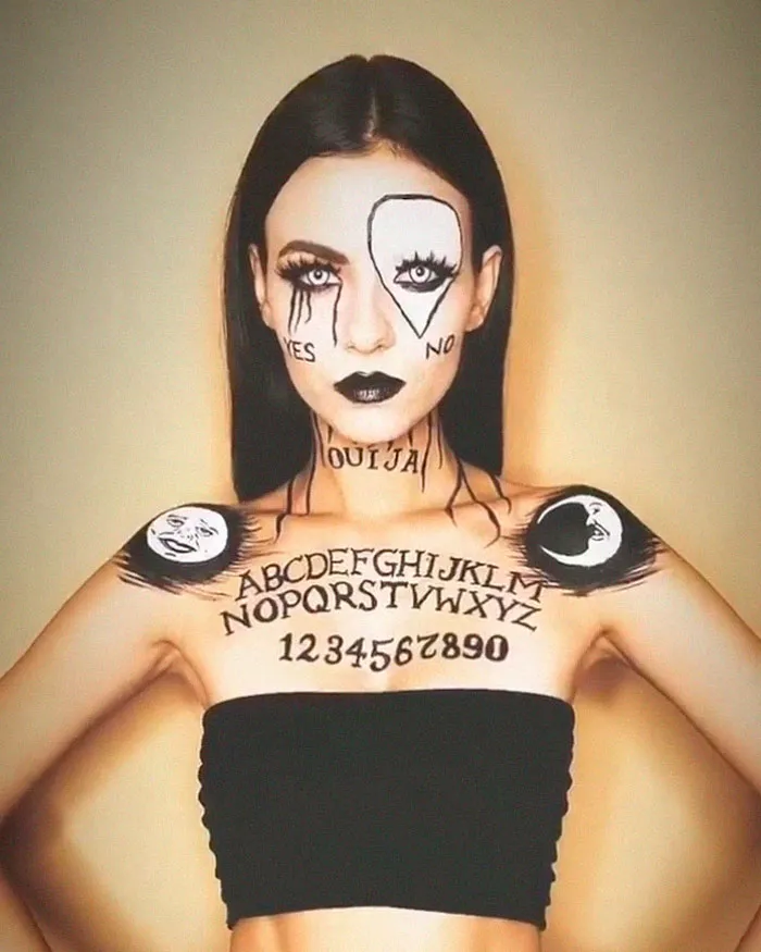 Victoria Justice como un tablero de Ouija