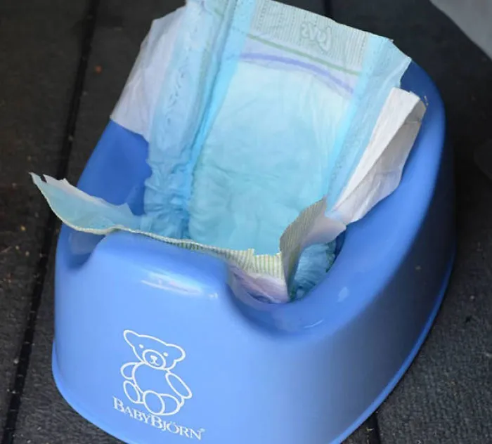 Guarda en tu coche un orinal y unos cuantos pañales. Si el niño necesita ir al baño cuando no hay ninguno, abre un pañal y pongo en el orinal, luego cuando acabe lo cierras y listo