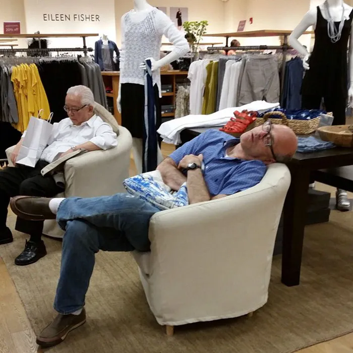 40 "Hombres desdichados" retratados de forma divertida mientras sus esposas están de compras