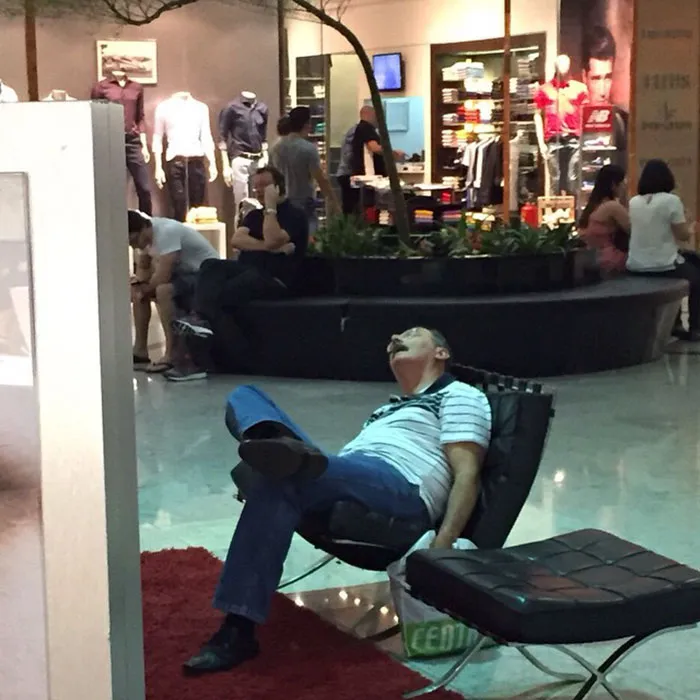 40 "Hombres desdichados" retratados de forma divertida mientras sus esposas están de compras
