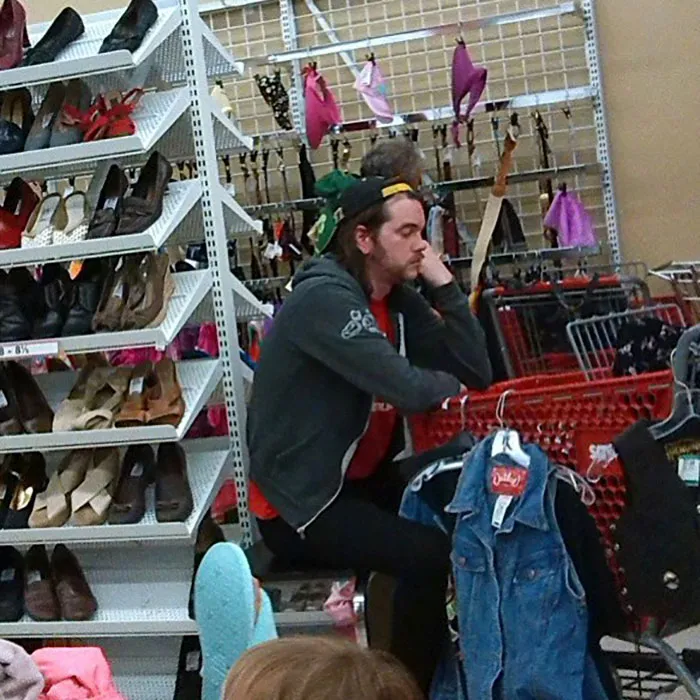 40 "Hombres desdichados" retratados de forma divertida mientras sus esposas están de compras