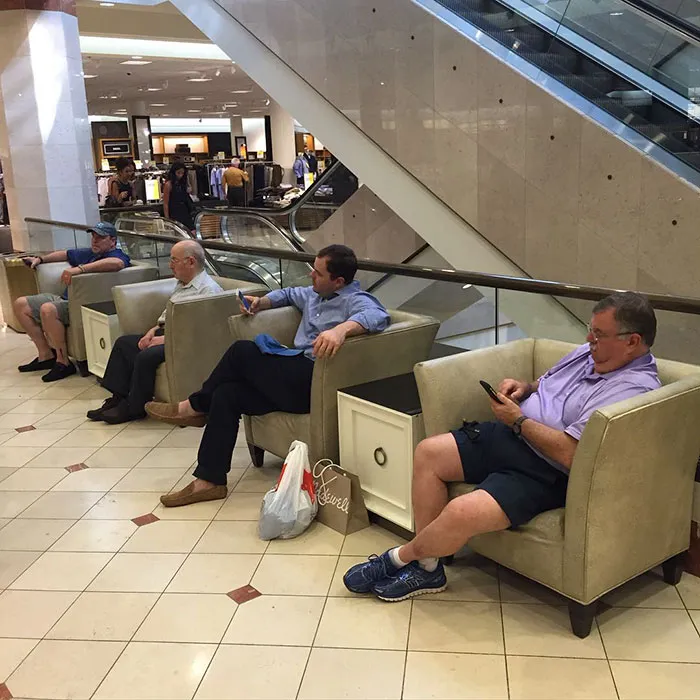 40 "Hombres desdichados" retratados de forma divertida mientras sus esposas están de compras
